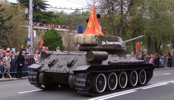 Танк ледь не влетів в людей: в Криму сталася серйозна НП на параді перемоги, фото