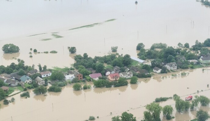 Вода несла деревья и сбивала с ног: очевидец раскрыла страшные детали потопа на Прикарпатье