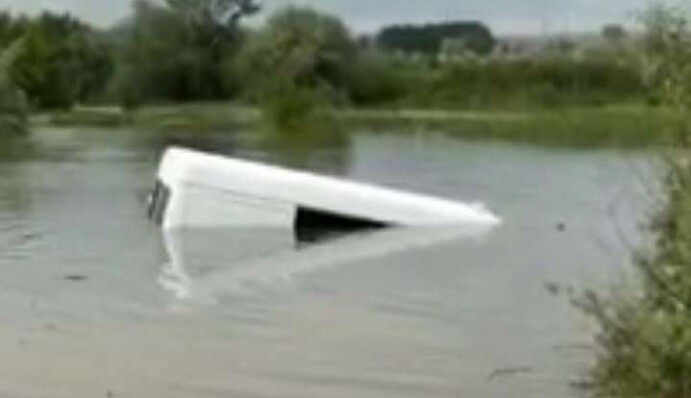 На затопленій Буковині водій зважився на відчайдушний вчинок і 