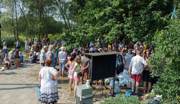 Під Львовом натовпи людей без масок 