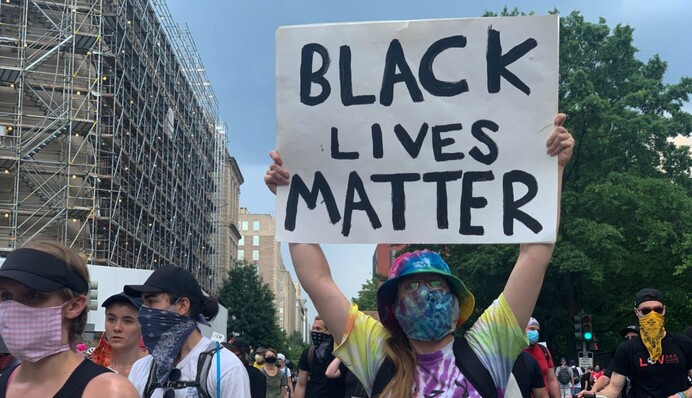 В США супругам пришлось спасать свой дом от протестующих с помощью оружия: фото и видео