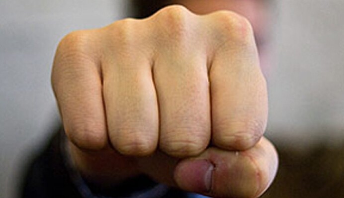 В Киеве мужчина поймал жену с любовником и устроил 