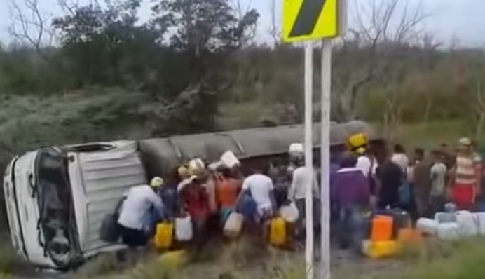 Люди намагалися вкрасти паливо з бензовоза - якби вони знали, чим усе обернеться