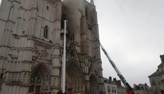 Поджигатель собора в Нанте сделал признание - очаги огня были в трех местах