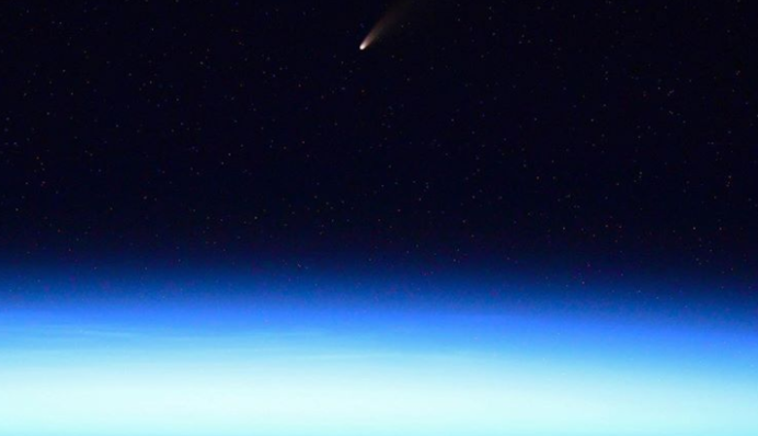 Комета Neowise максимально приблизилась к Земле - снятые с МКС кадры поражают