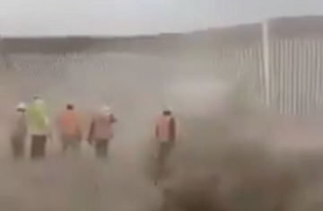 Ураган "Ханна" разрушил часть стены на границе США с Мексикой