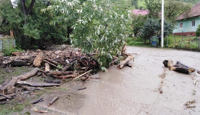 Закарпатье ушло под воду после мощного ливня - на улицах 