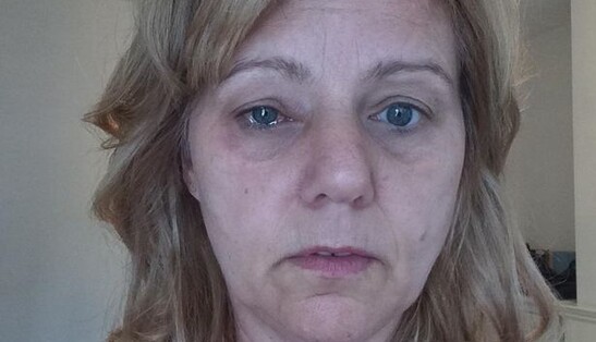 Жінка випадково бризнула парфумами в очі - і це врятувало їй життя