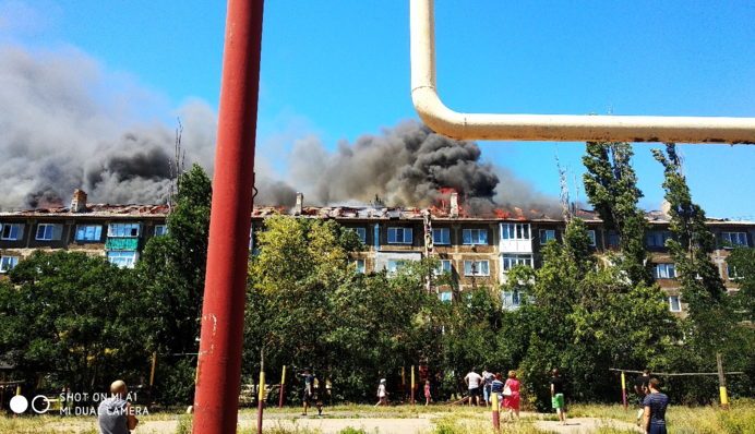 На окупованому Донбасі спалахнула потужна пожежа - дим застилає все навколо