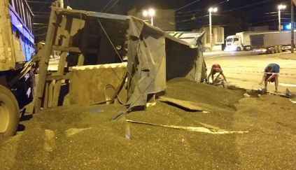 Семечки убирали лопатами: в Днепре фуры попали в необычное ДТП