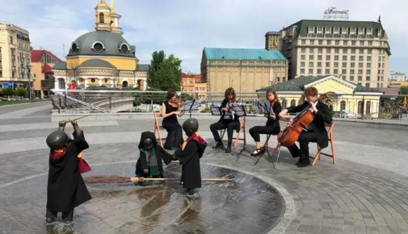 Малышей-основателей Киева переодели в волшебников из 