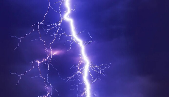 Блискавка підірвала будинок, де жила сім'я з маленькою дитиною - побачене вразило рятувальників