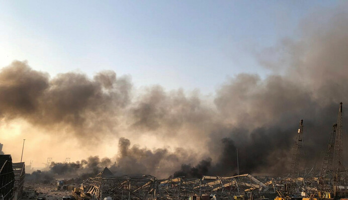 Страшна пожежа не припиняється: ранок в Бейруті після вибуху показали на відео