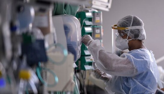 Коронавирус каждые 15 секунд убивает одного человека в мире - Reuters