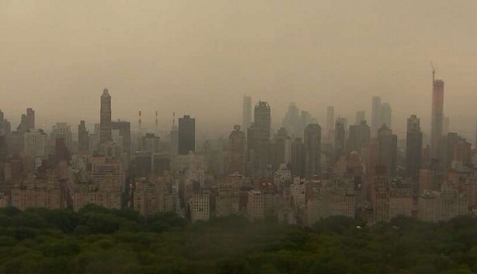 У Нью-Йорку понад 100 тисяч людей залишилися без світла - вражаючі кадри мегаполісу