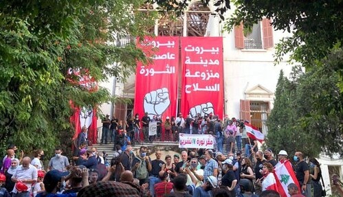 В центрі Бейрута лунають постріли, протестувальники захопили два міністерства