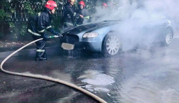 В Україні посеред дороги спалахнуло авто за 100 тис. доларів - тепер його не впізнати