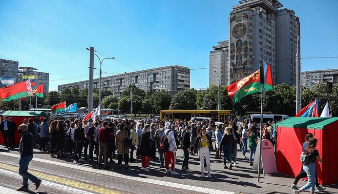 В Беларуси людей начинают свозить на митинги за Лукашенко - колонна автобусов попала на видео