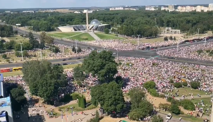 Митинги за Лукашенко и против него сравнили на фото - это поясняет все