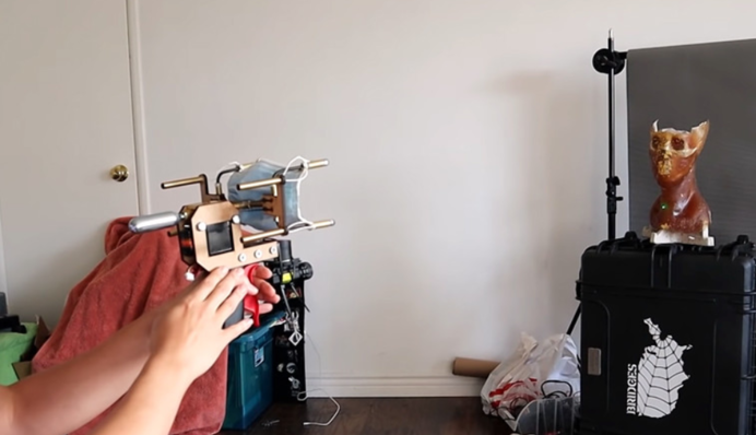 Чоловік створив пістолет, який стріляє масками - відео підірвало інтернет