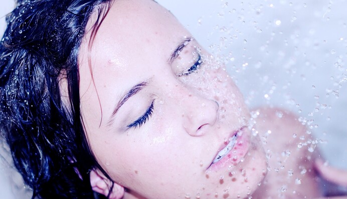 Девушка страдала от прыщей много лет и внезапно нашла простой способ спасения