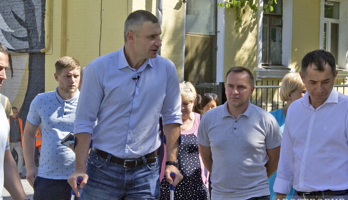 Кличко сфотографировали в центре Киева на костылях: он рассказал, сколько еще так ходить