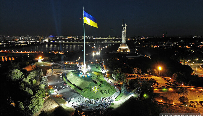 Как поднимали самый большой флаг страны: эксклюзивные фото и видео