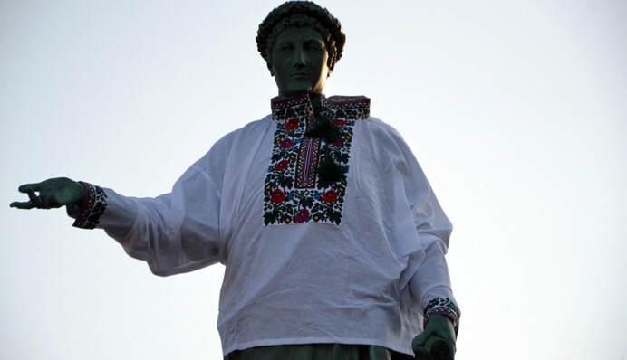 В Одессе Дюка де Ришелье одели в украинскую вышиванку