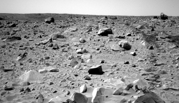 Сторонники теории заговора нашли на Марсе саркофаг и бутылку пива - и это еще не все странности