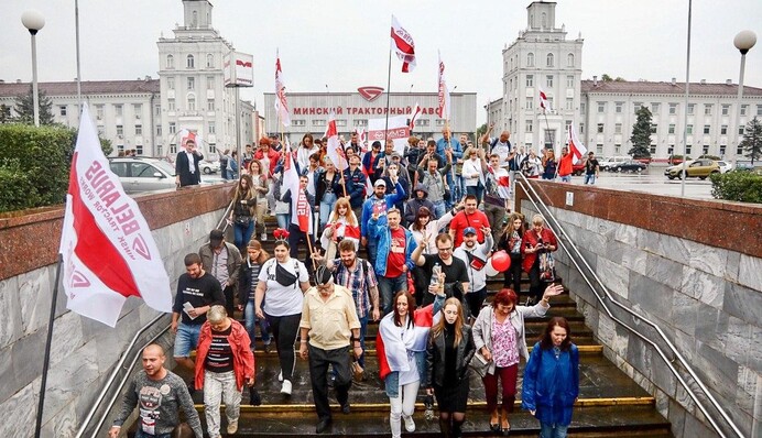 В Минске новый марш против Лукашенко - тысячи людей кричат 