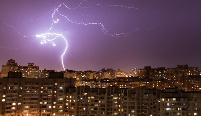 Киев снова накроет мощная гроза - людям советуют закрыть окна и отключить электроприборы