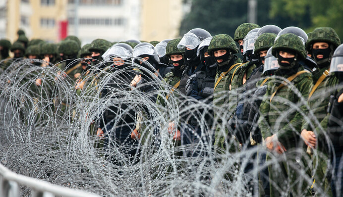 На улицах Минска появилось множество военных - они серьезно вооружены