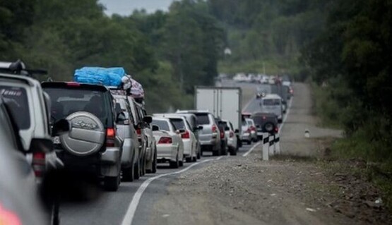 Під Кирилівкою утворилися величезні затори - люди масово покидають курорт