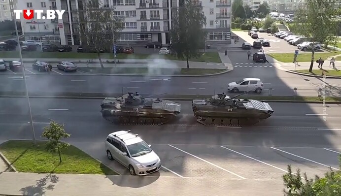 В Минске заметили колонну танков: движутся в сторону резиденции Лукашенко