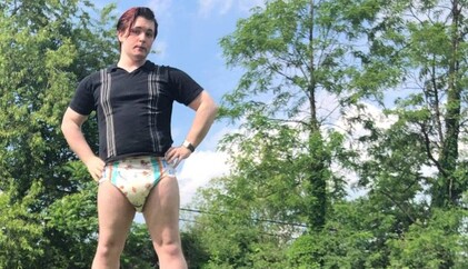 Хлопець носить дитячі підгузки і втрачає роботу за роботою