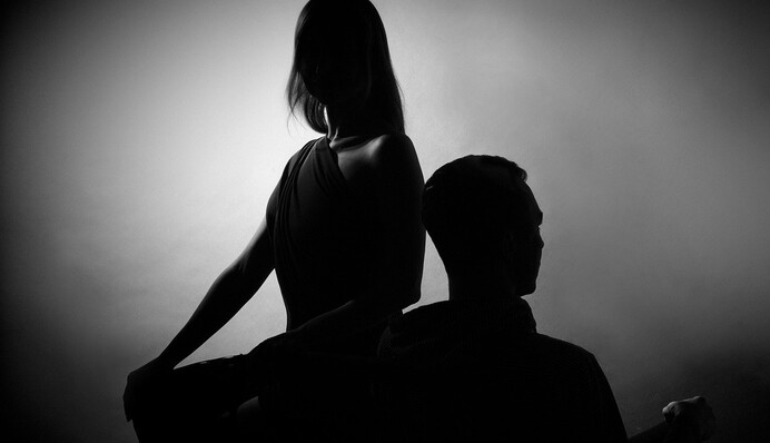 Мужчина случайно нашел анонимную страницу своей жены в интернете и ужаснулся