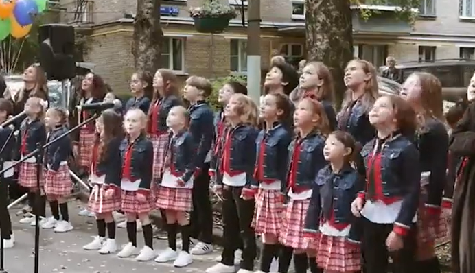 У Москві діти співали під балконом творця Чебурашки, який відзначив 100-річний ювілей