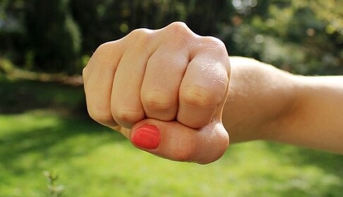 Под Днепром школьницы жестоко избили сверстницу и похвастались 