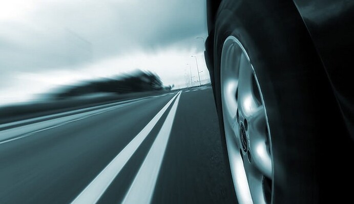 Куди дивляться батьки? У Дніпрі діти придумали небезпечну розвагу прямо на дорозі, відео