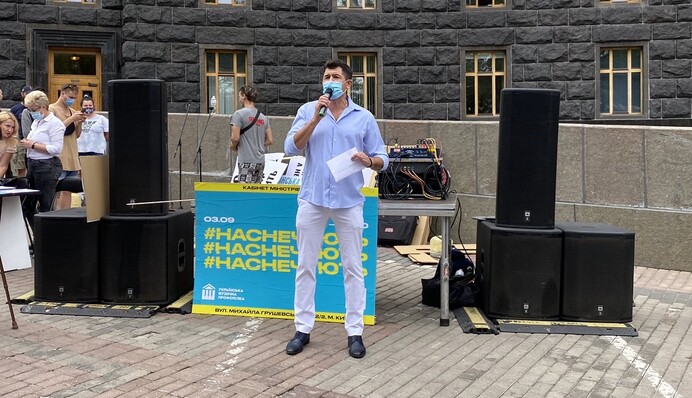 Артисти продовжують 