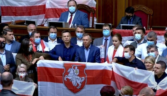 Депутати в Раді яскравим флешмобом підтримали вільні вибори в Білорусі: фото і відео