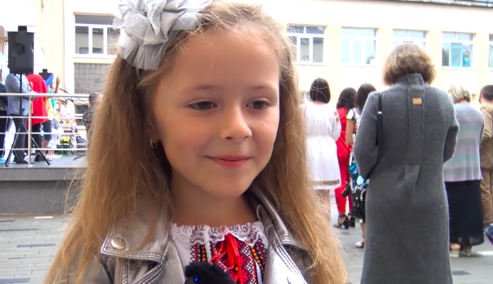 Підемо на роботу і помремо: українська першокласниця поспілкувалася з журналістами і стала зіркою мережі, відео