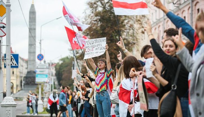 Не чіпайте дітей! У центрі Мінська силовики влаштували жорсткі затримання, відео