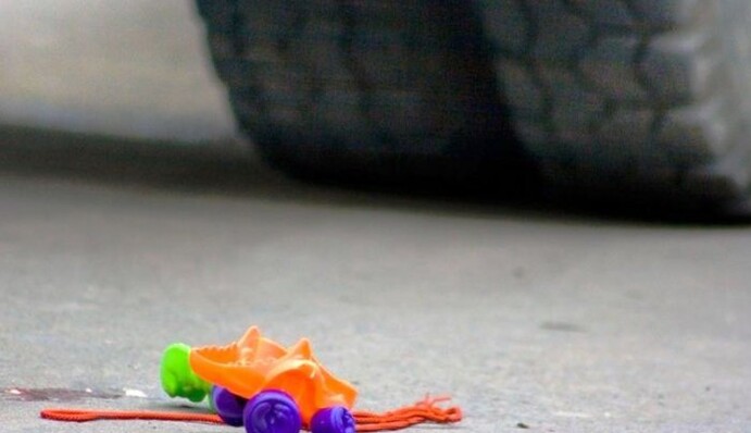 У Дніпрі фура переїхала ногу дитині: відео