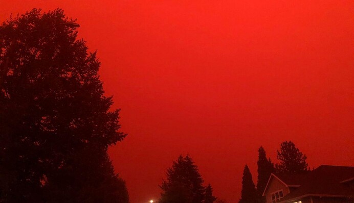 Мощные пожары в США окрасили небо в кровавые цвета: появились 