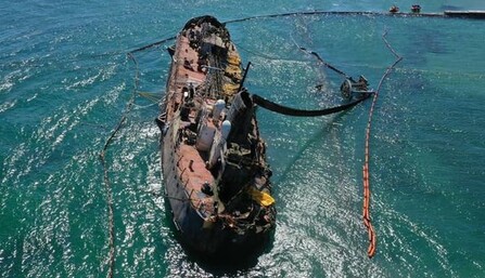 В Одесі прибрали з пляжу танкер Delfi - він перебував там майже рік: фото і відео