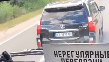 Под Харьковом автохам заблокировал движение автобуса и поплатился: все попало на видео