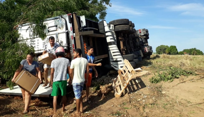 В Бразилии толпа набросилась на перевернутую фуру, забрав 25 тонн мяса: эпические фото и видео