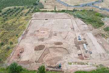 В Европе раскопали круглые гробницы, которым около 4 тысяч лет: фото находки