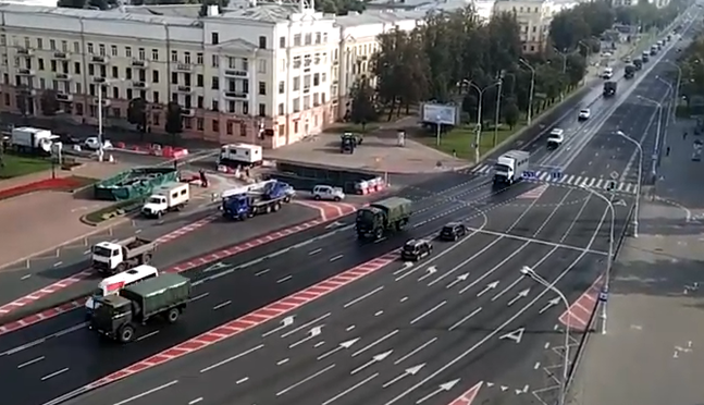 Автозаки и колючая проволока: в центр Минска снова стягивают силовиков, видео